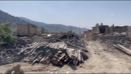 Afgan depremzedeler kış aylarının yaklaşmasıyla soğuktan korunmanın yollarını arıyor