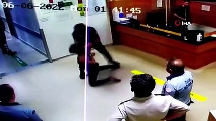 İstanbul’da polisin kurtardığı kişi, polise kafa attı!