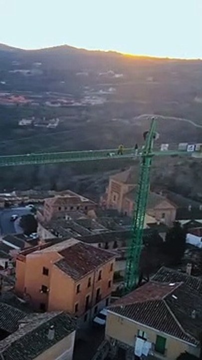 Unos jóvenes se graban subiendo a una grúa a 80 metros de alto