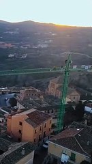 Unos jóvenes se graban subiendo a una grúa a 80 metros de alto