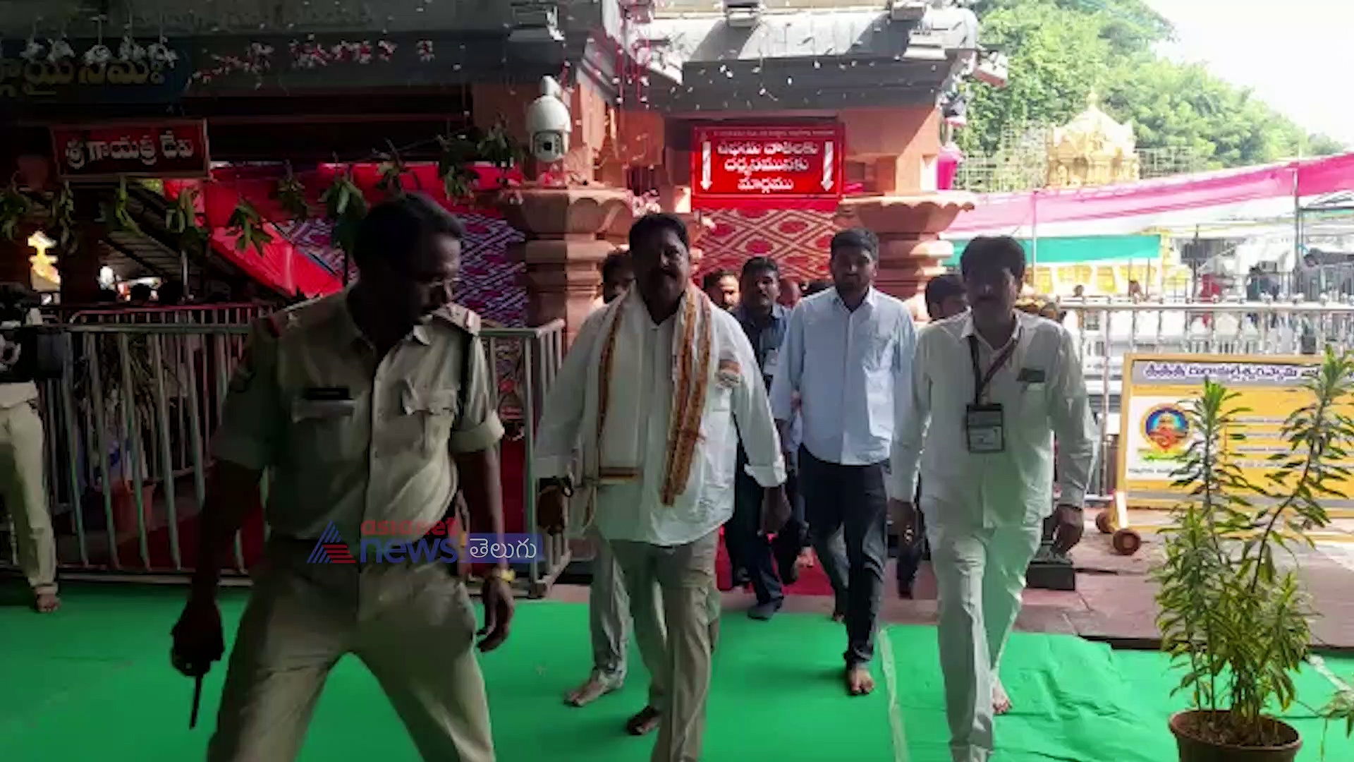 గాయత్రీదేవి అలంకరణలో విజయవాడ దుర్గమ్మ... దర్శించుకున్న మంత్రి కారుమూరి