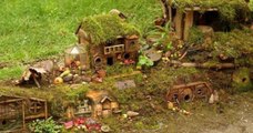 Il construit un mini village inspiré de l'univers Tolkien pour ses souris