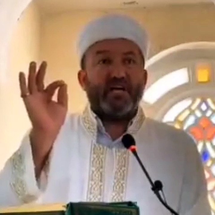 Camide "Taraftar olduğu parti yanlış karar alsa da bir şey değişmez. Ağamın dediği olur. Reisimin dediği olur. Kendi fikri yoktur. Yellehçilerin yüzünden toplum bu hale geldi." sözleriyle gündeme gelen vaizin işine son verildi.