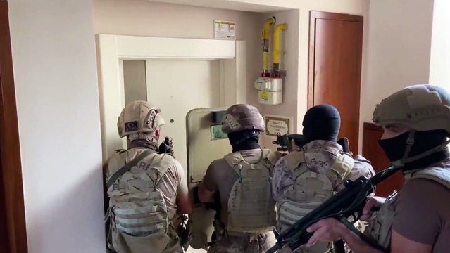 Mersin Büyükşehir Belediyesi Basın Yayın ve Halkla İlişkiler Dairesi Başkanı Bedrettin Güneş'in evine, kameraların önünde kalkanlı silahlı baskın!