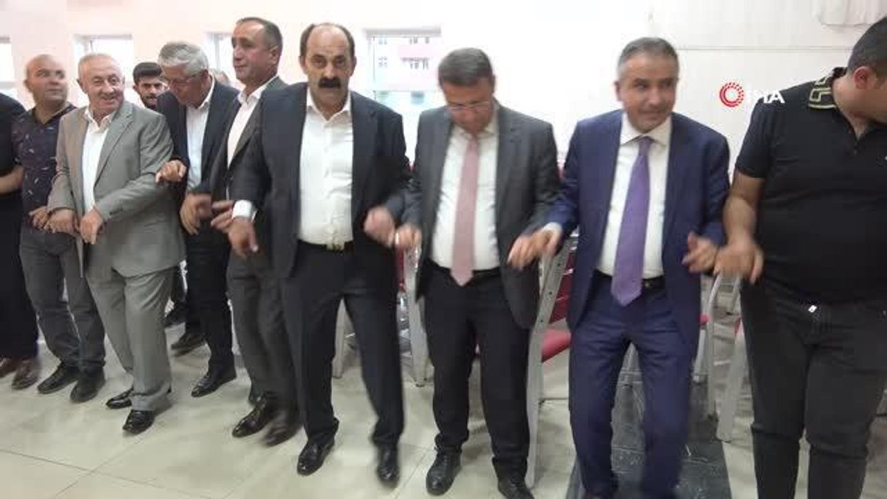 Hakkari yerel haberleri: Yüksekova kültürüne ayak uyduran Kaymakam Çimşit düğünde halay çekti