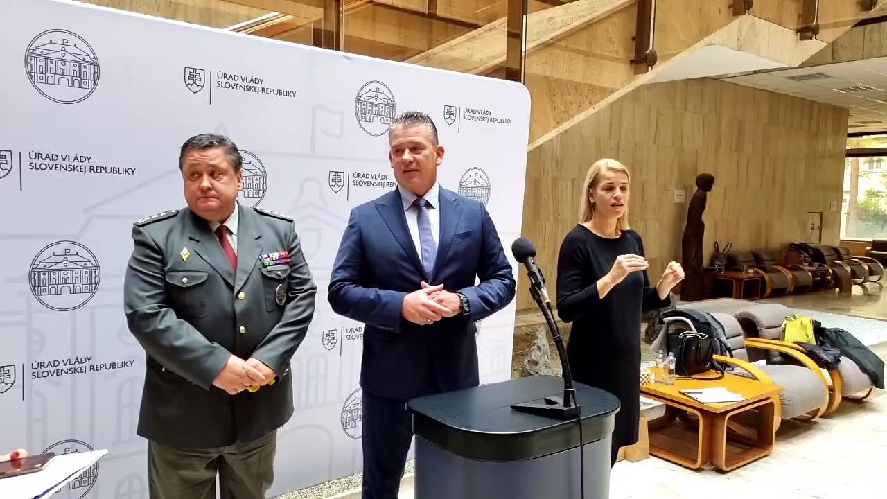 ZÁZNAM: Premiér a Mikulec volajú po dôslednej ochrane vonkajšej schengenskej hranice