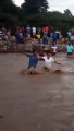 Pobladores de Oropolí se atreven a cruzar río tras fuertes lluvias