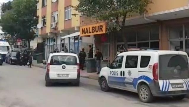 Kötü koku ihbarına giden ekipler, girdikleri evde ceset buldu