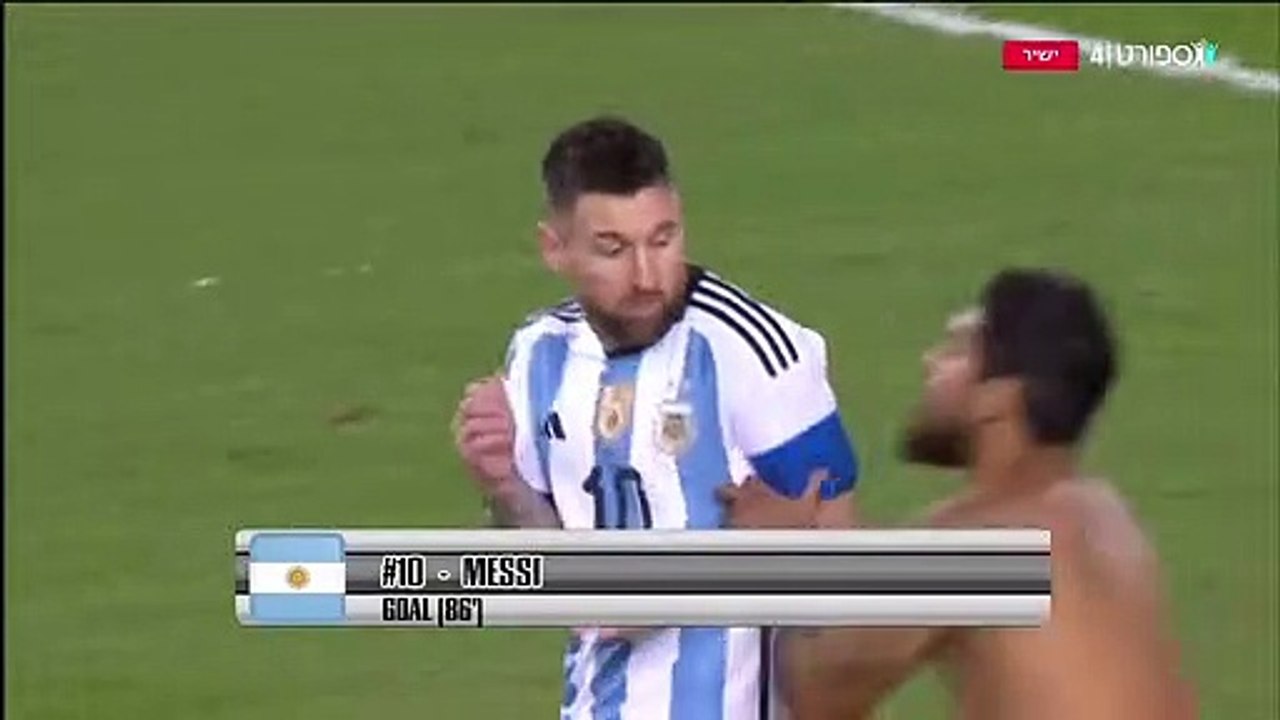 Lionel Messi essaye de signer un autographe à un fan entré sur la pelouse en plein match