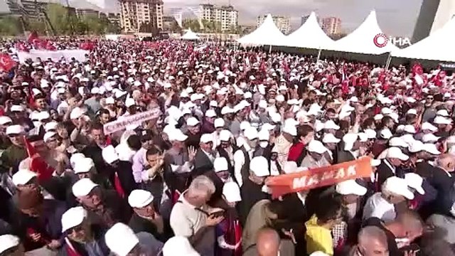 Erdoğan: Sırf daha iyi arabaya binmek, yeni telefon almak gibi süfli heveslerle başka ülkelerin kapısına varanlara acıyarak bakıyoruz