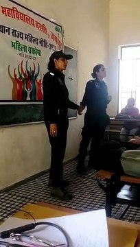 महिला पुलिस अधिकारियों ने छात्राओं को सिखाए आत्मरक्षा के गुर