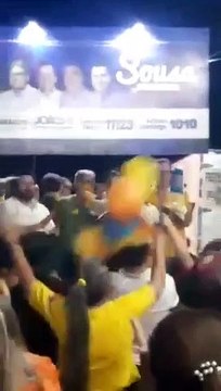 Desconhecido joga ovo em comício com Fábio Tyrone na cidade de Sousa, mas não atinge políticos