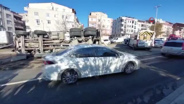 Sultangazi'de motosikletliye çarpmamak için manevra yapan beton mikseri devrildi