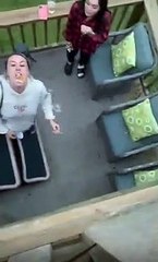 Elles doivent attraper de la guimauve avec la bouche mais ne s'attendaient pas à ça