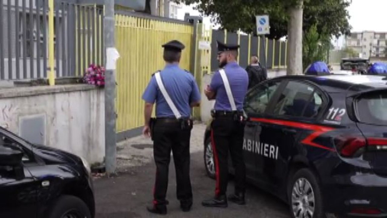 Nel Napoletano un insegnante ucciso nel cortile...