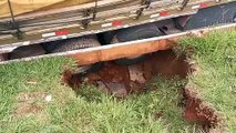 Buraco 'engole' parte de caminhão em marginal da PR-323, em Umuarama