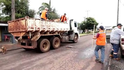 Mesmo com chuva, seis equipes estão trabalhando na operação tapa-buraco
