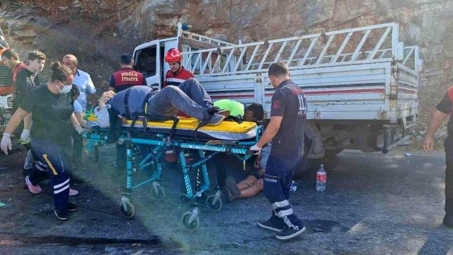 Son dakika haberi | Bodrum'da 4 araç birbirine girdi, ortalık savaş alanına döndü