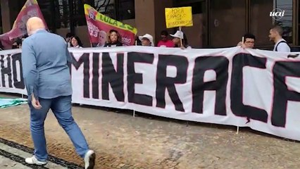 Protesto contra Romeu Zema em frente ao MPMG