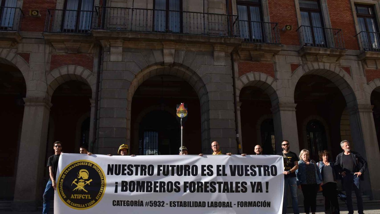Llegada de los bomberos forestales a Zamora en su protesta por etapas hasta Valladolid