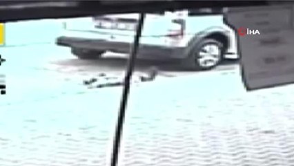 Geri gelen gelen hafif ticari araç yaşlı adama böyle çarptı