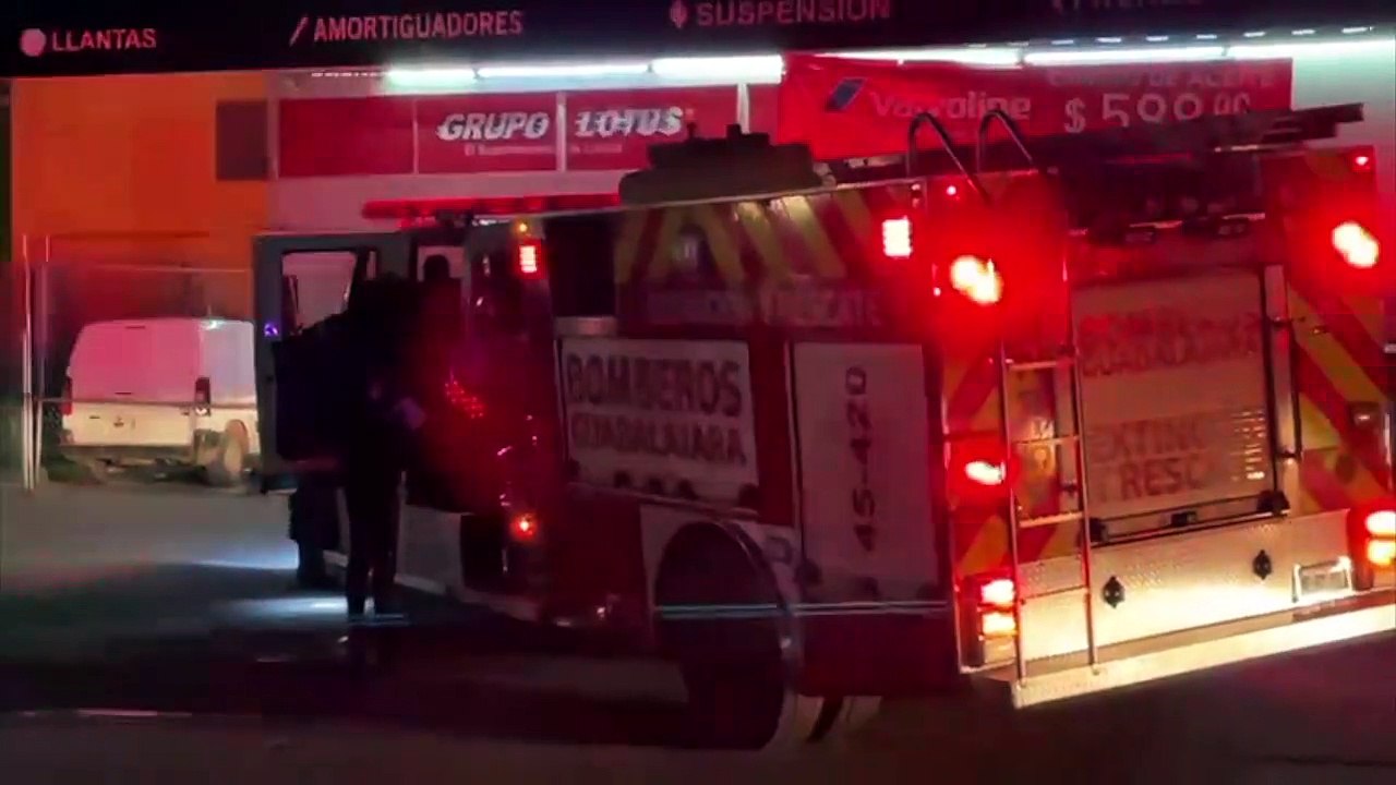 Con botellas de agua, ciudadanos apagaron las llamas de un taller en la zona Centro de GDL