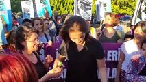 Tunceli'de bir grup kadın İran'ı saçlarını keserek protesto etti