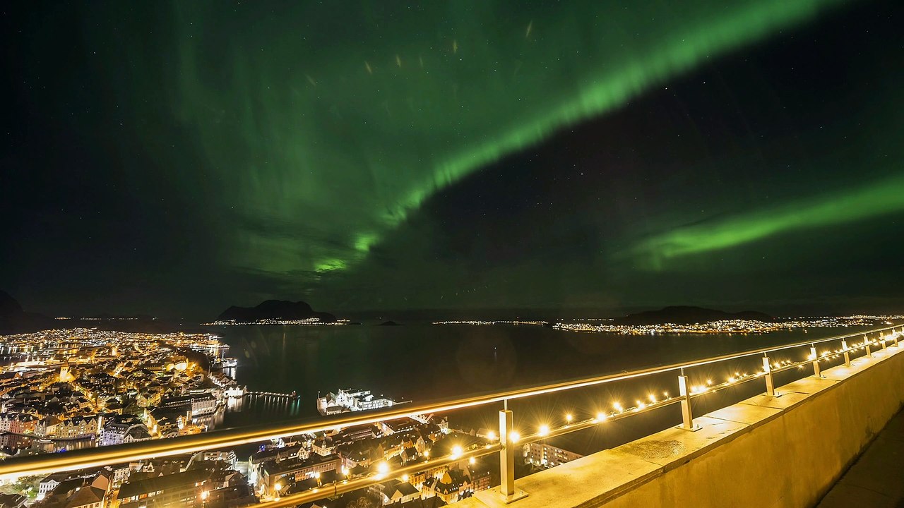 Northern Lights and Relaxing Ambient Music - 4K