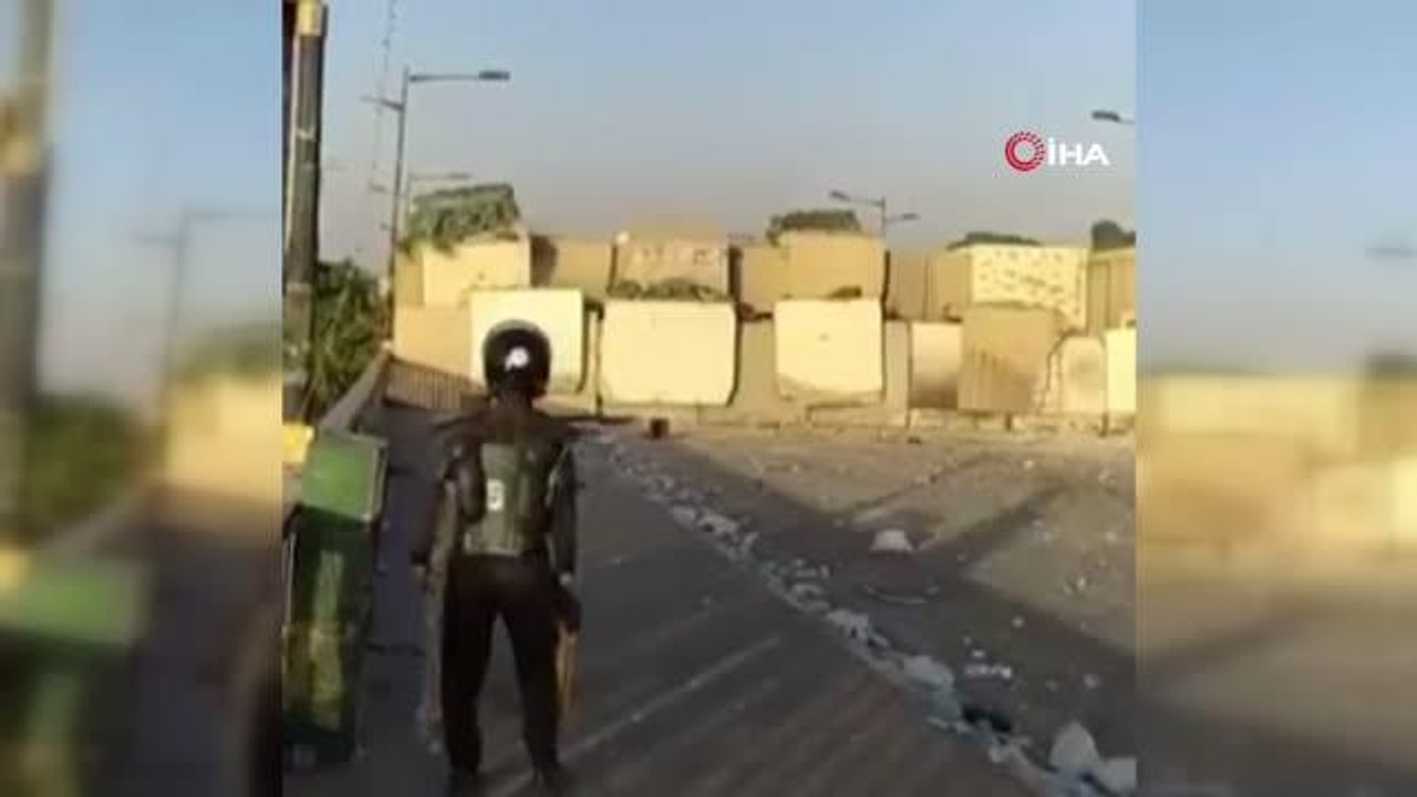 Irak'ta Yeşil Bölge yakınlarında iş makinalı protestoGöstericiler iş makinası ile beton barikatları yıkmaya çalıştı