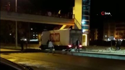 Üst geçitten atlayan kız ağır yaralandı...O anlar kamerada