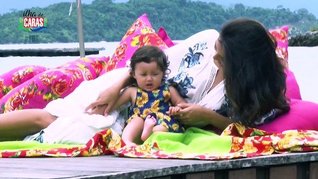 Yanna Lavigne e filha desfrutam da Ilha de Caras