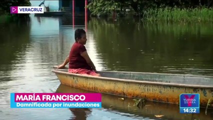 Familia vive en la azotea de su casa tras inundaciones en Veracruz