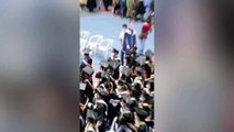 Conmovedor padre lleva una foto de tamaño real de su hijo muerto a la ceremonia de su graduación