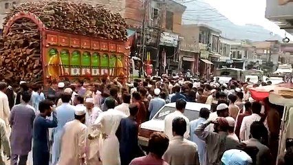 شانگلہ بشام  سوات سے آنی والی لکڑیوں کی بری گاڑی بشام بازار میں حادثہ کے شکار الحمداللہ کوئی جانی نقصان نہیں ہوا