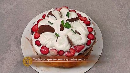 Momento conmovedor, Coral consuela a Karent