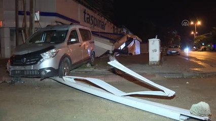 Kontrolden çıkan araç mağazaya girdi