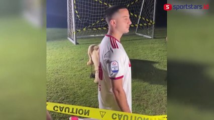 Berlagak Bikin Video Bareng Singa, Mantan Pemain AS Roma Ini Malah Ketakutan