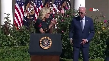 ABD Başkanı Biden kürsüde yolunu şaşırdı