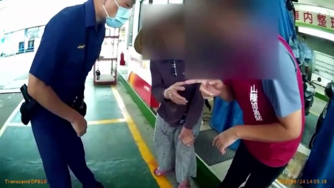 「我兒子車禍」 老婦徘徊路中找目擊者 背後藏洋蔥惹警哭了  戴志揚翻攝