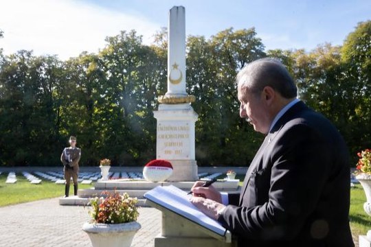 TBMM Başkanı Şentop, Galiçya Cephesi Türk Şehitliği'ni ziyaret etti