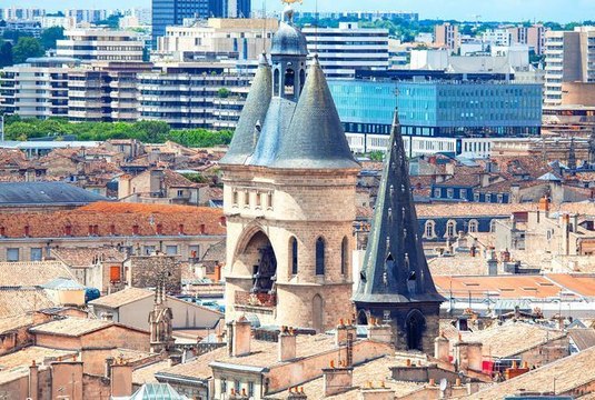 C'est dans cette région que l'on trouve le plus de monuments historiques (il ne s'agit pas de l'Île-de-France)