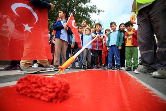 Öğrenciler yaya geçitlerini Hayata saygı duruşu sloganıyla kırmızıya boyadı