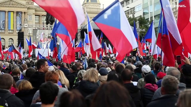 Чехия прежде всего : в Праге требовали отменить санкции против России