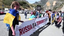 El éxodo ruso genera división entre los ciudadanos de los países vecinos