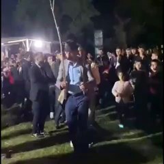 Tivorlu İsmail elinde sopayla insanları tek sıra halinde eğlendirdi