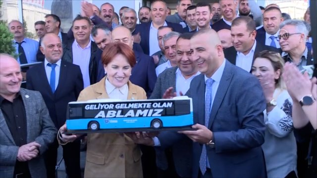 Otobüsçülerden, Akşener’e: “Geliyor gelmekte olan ablamız”