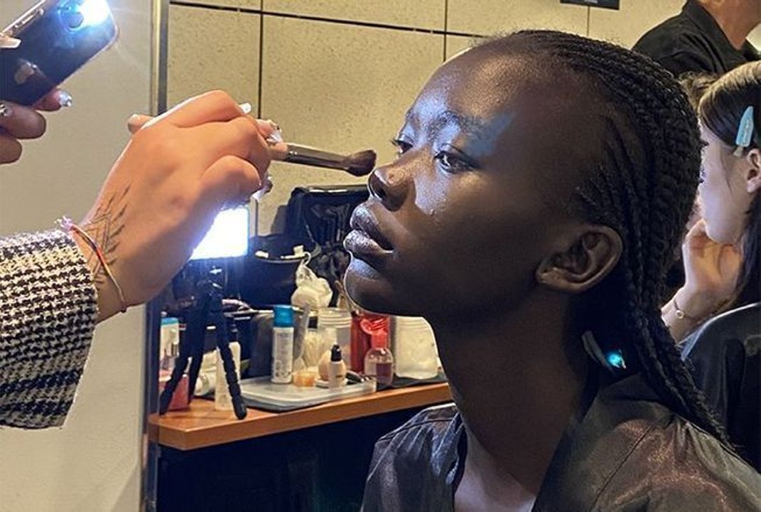 Cette tresse tatouage est la tendance qu’on verra en 2023… Elle a fait fureur au défilé « Koché »