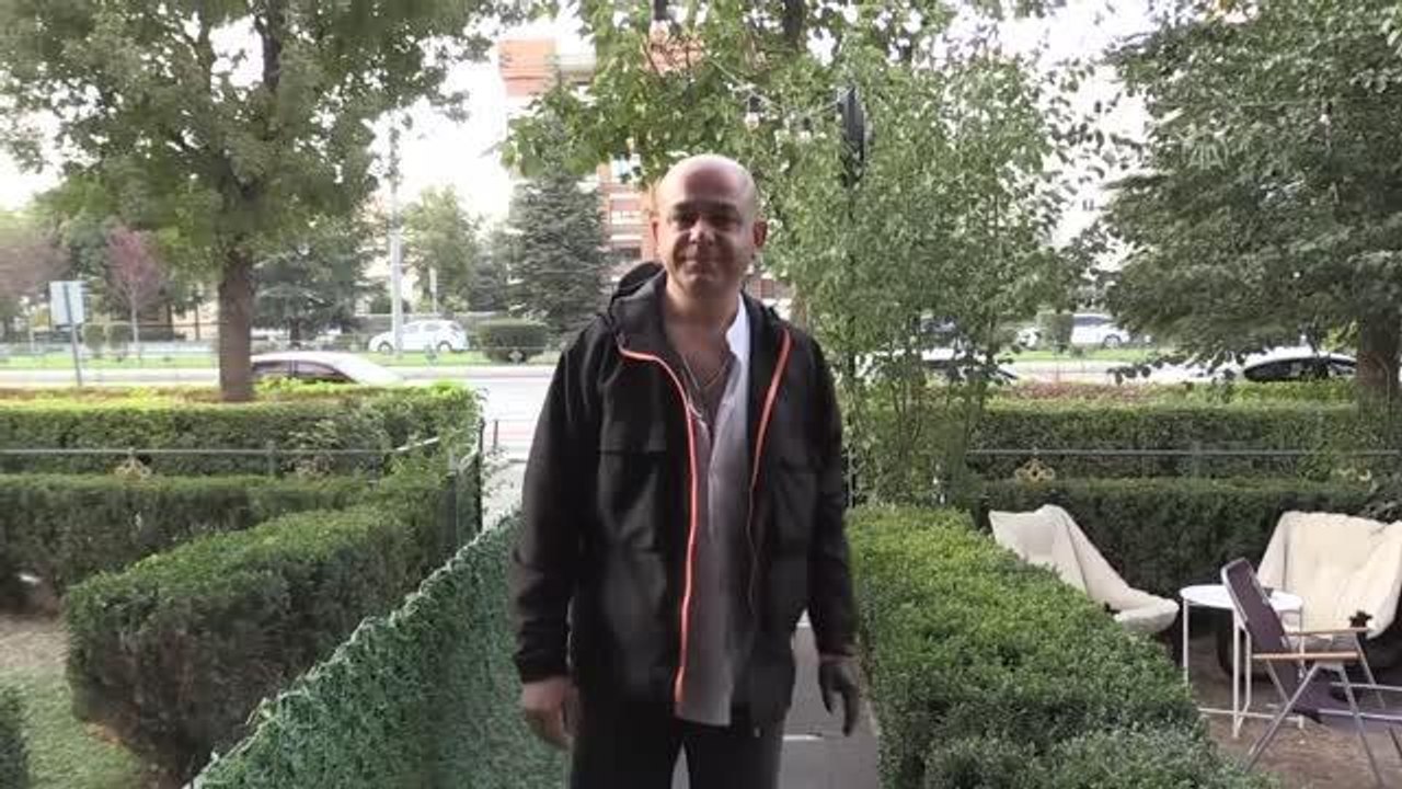 ESKİŞEHİR -  Mehmet Akif öğretmen, ampute koluna sabitlediği bagetle bateri çalıyor