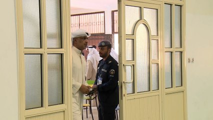 الكويتيون يدلون بأصواتهم لانتخاب برلمان جديد للبلاد