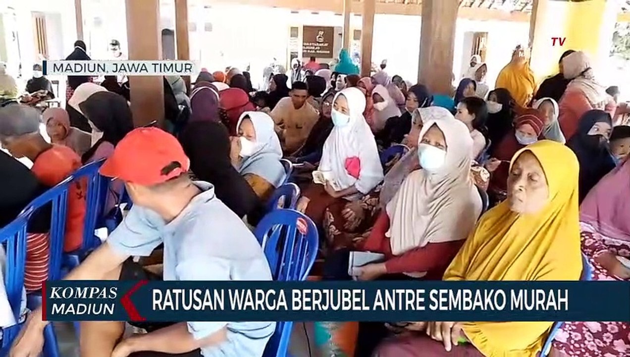 Ratusan Warga Berjubel Antre Sembako Murah